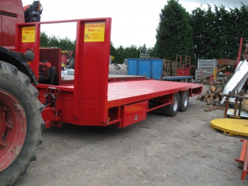 Fixed trailer with spring-loaded dee